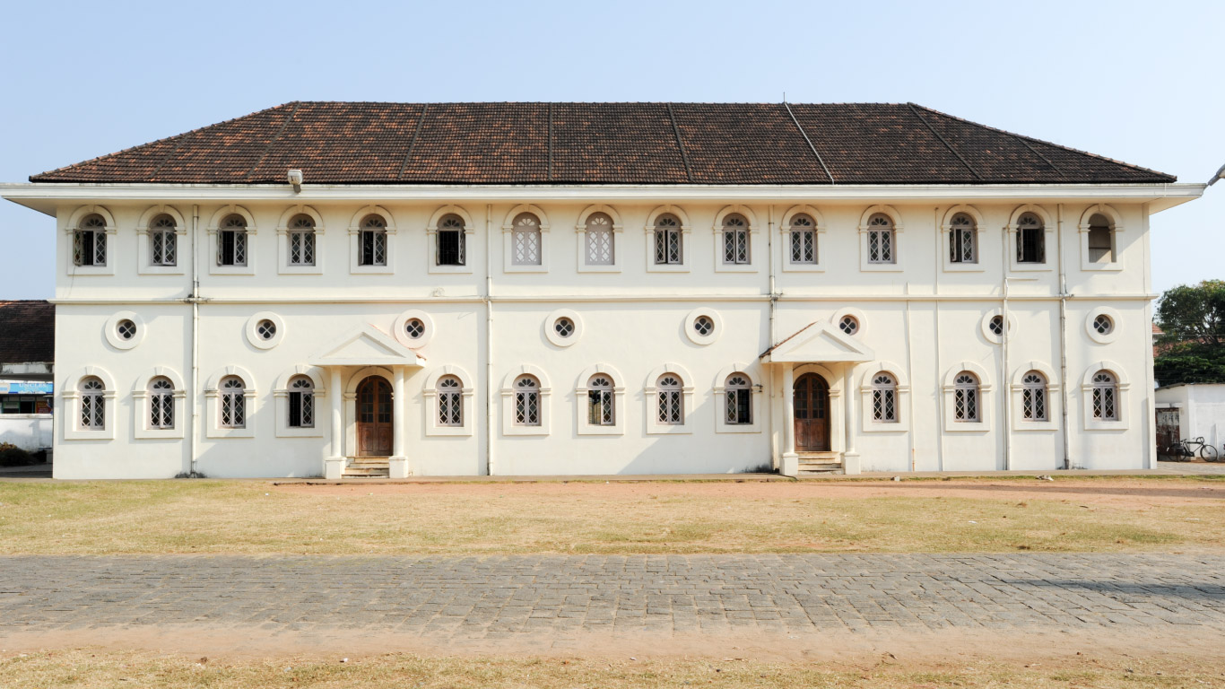 Fort Kochi is a beach town with an intriguing mix of Dutch, Portuguese and British colonial architecture. Most of the tourist places in Kochi are mostly concentrated around the gorgeous historic Fort Kochi area and nearby Mattancherry.