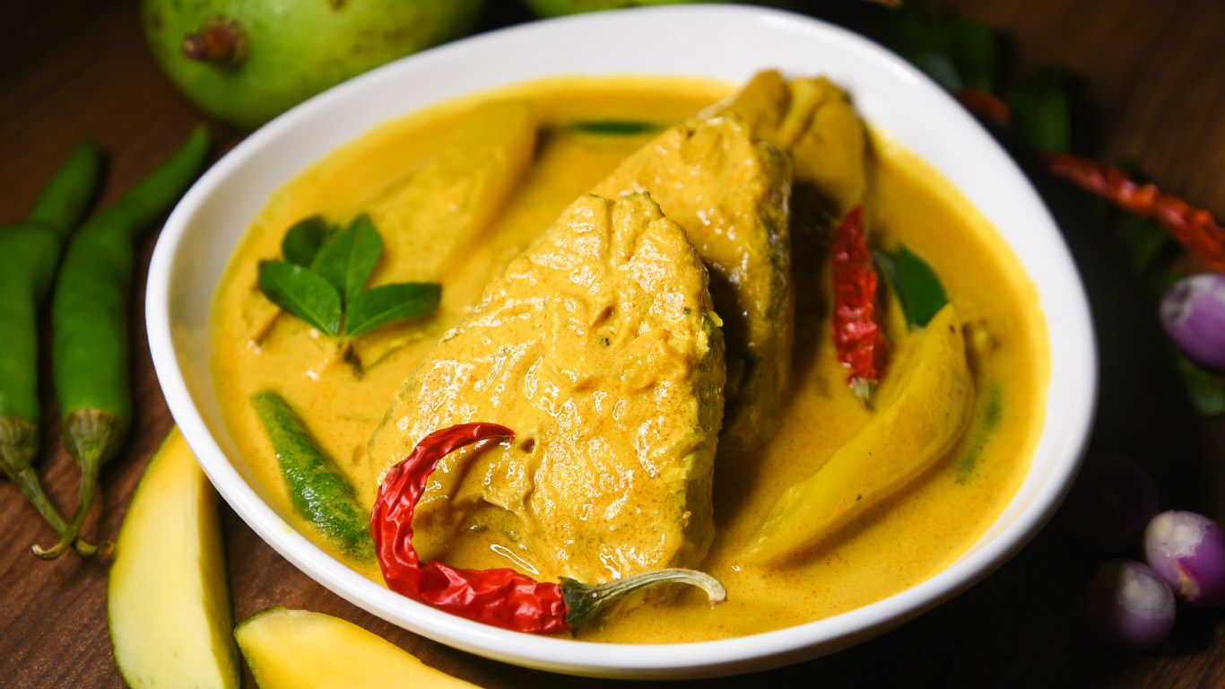 This Kerala-style seafood delicacy is a fragrant mild spiced stew in which fish pieces are cooked in spiced coconut milk. It is one of the popular dishes from Kerala. 